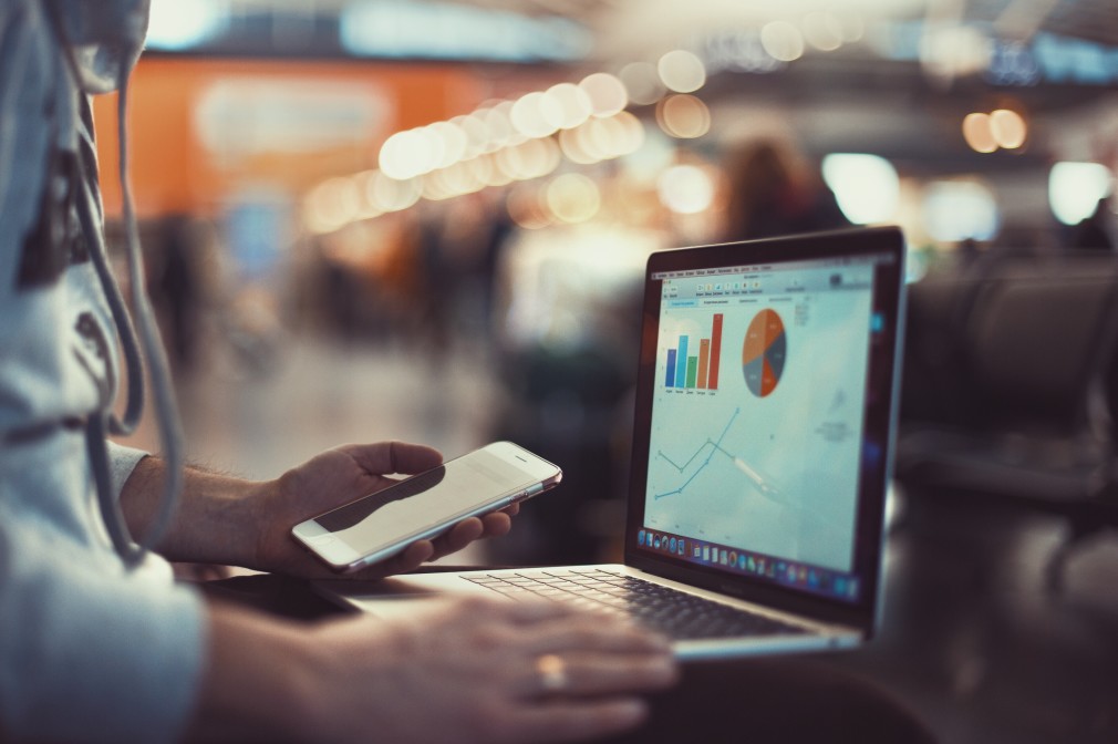 travel-business-airport-laptop-using-laptop-business-travel-business-professional-hands-on-laptop_t20_ZVej4a